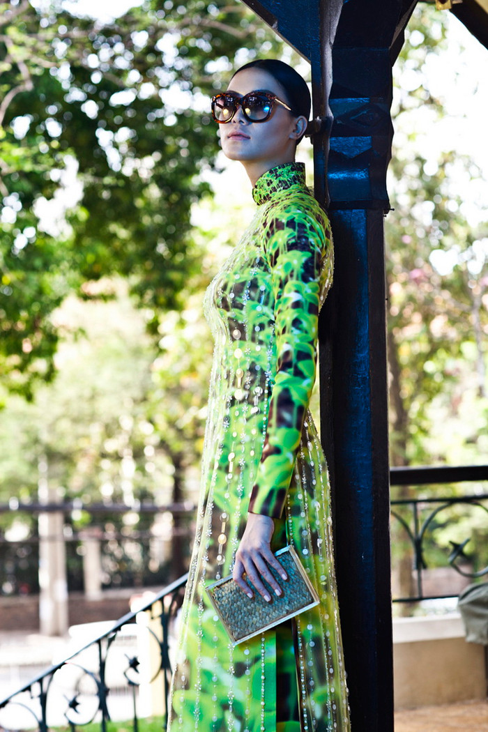 Hoạ tiết đất đai cằn cỗi, hay vỏ thân cây cổ thụ... kết hợp với vài điểm nhấn của thời trang hiện đại như chiếc kính mát, túi xách và nón lá bằng nhựa trong suốt, thời trang nhưng vô cùng tinh tế.