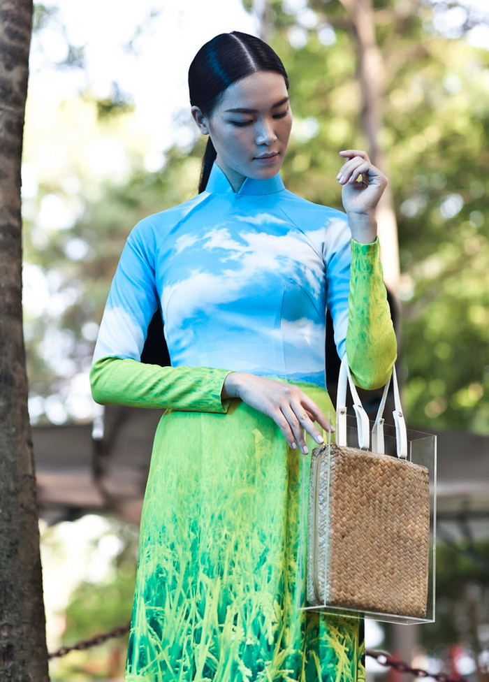 Hình ảnh người thiếu nữ Việt Nam thướt tha, đài các trong tà áo dài chấm gót chân toát lên một tinh thần tự tại, yên bình.