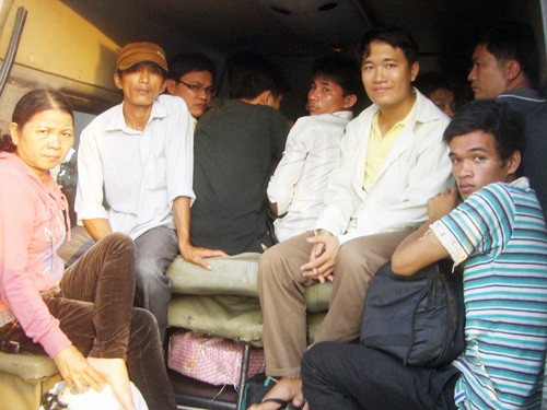 Xe "dù" nhồi nhét khách đã trở thành nỗi kinh hoàng của nhiều hành khách phải chịu mỗi khi Tết về. Xe "dù" nhồi nhét khách đã trở thành nỗi kinh hoàng của nhiều hành khách phải chịu mỗi khi Tết về.