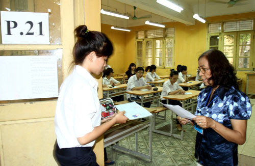 Gọi thí sinh vào phòng thi tại kỳ thi tốt nghiệp năm 2011. Gọi thí sinh vào phòng thi tại kỳ thi tốt nghiệp năm 2011.