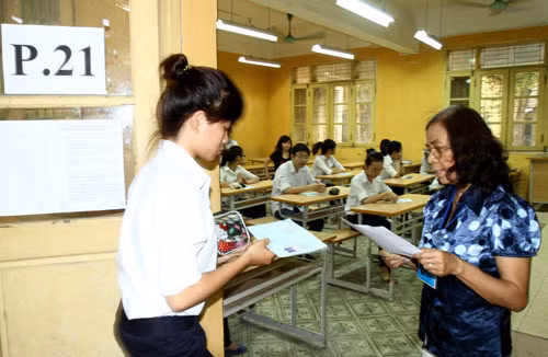 Gọi thí sinh vào phòng thi tại kỳ thi tốt nghiệp năm 2011.