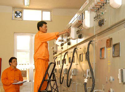 Việc tăng giá điện của EVN được lý giải để giúp bù lỗ một phần chi phí. (Ảnh minh họa. Ảnh: Tuổi trẻ). Việc tăng giá điện của EVN được lý giải để giúp bù lỗ một phần chi phí. (Ảnh minh họa. Ảnh: Tuổi trẻ).