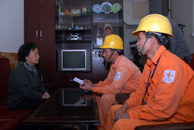 Cách tốt nhất để đối phó với giá điện và nhiều mặt hàng khác tăng là người dân có thu nhập thấp, công chức ở các thành phố lớn như HN phải bớt ăn, nhịn mặc. (Ảnh minh họa. Ảnh: EVN Hà Nội). Cách tốt nhất để đối phó với giá điện và nhiều mặt hàng khác tăng là người dân có thu nhập thấp, công chức ở các thành phố lớn như HN phải bớt ăn, nhịn mặc. (Ảnh minh họa. Ảnh: EVN Hà Nội).