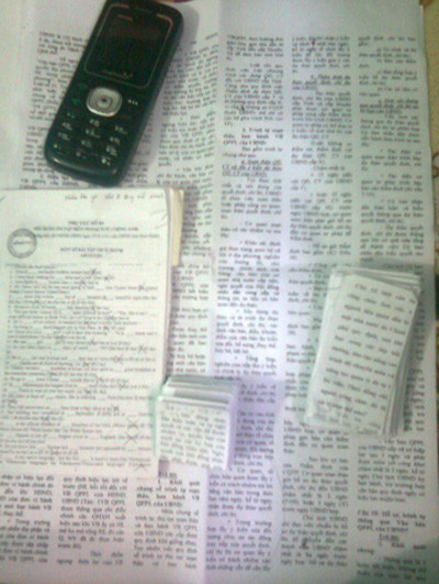 Nhiều loại "phao" thi được chị T thu lượm về sau khi kết thúc kỳ thi tuyển công chức năm 2011 của Nam Định tại Hội đồng thi CĐSP Nam Định.