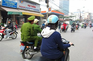 Sự việc diễn ra trước sự chứng kiến của nhiều người đi đường và người dân hai bên đường Trường Chinh.