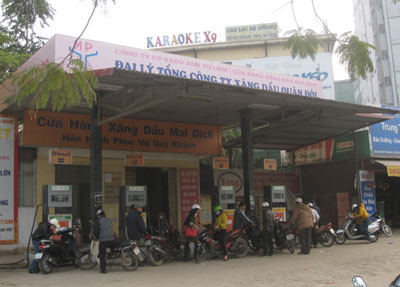 Vào chiều ngày 30.12 cửa hàng xăng dầu Mai Dịch vẫn hoạt động bình thường và khách vào đỗ xăng khá đông đúc. Vào chiều ngày 30.12 cửa hàng xăng dầu Mai Dịch vẫn hoạt động bình thường và khách vào đỗ xăng khá đông đúc.