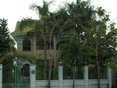 Ngôi nhà biệt thự của ông Lèo được cho là xây trên phần đất chiếm đoạt của dân (Ảnh: Người lao động). Ngôi nhà biệt thự của ông Lèo được cho là xây trên phần đất chiếm đoạt của dân (Ảnh: Người lao động).