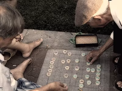 Theo nhấm tính, với số tiền cá cược 5 tỷ đồng cho một ván cờ của hai quan chức Sóc Trăng có thể xây dựng được một ngôi trường kiên cố cho hàng trăm học sinh học tập (Ảnh minh họa . Ảnh: Internet).