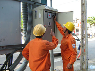 Nhiều độc giả đặt ra câu hỏi EVN kêu lỗ mà lương thưởng vẫn cao liệu có hợp lý?. Nhiều độc giả đặt ra câu hỏi EVN kêu lỗ mà lương thưởng vẫn cao liệu có hợp lý?.