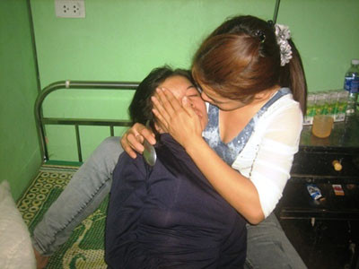 Chị Nguyễn Thị Phương hôn mê sau khi bị vị chủ quản A Vương (người Trung Quôc) dùng keo 502 dính vào tay. (Ảnh: Dân Việt). Chị Nguyễn Thị Phương hôn mê sau khi bị vị chủ quản A Vương (người Trung Quôc) dùng keo 502 dính vào tay. (Ảnh: Dân Việt).