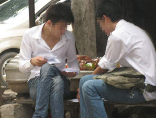 Hai thí sinh chuẩn bị phao thi trong kỳ thi tốt nghiệp THPT 2011 tại Hội đồng thi trường THPT Quang Trung (Hà Đông, Hà Nội). Hai thí sinh chuẩn bị phao thi trong kỳ thi tốt nghiệp THPT 2011 tại Hội đồng thi trường THPT Quang Trung (Hà Đông, Hà Nội).