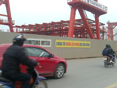 Bên cạnh những câu khẩu hiệu này là những hệ thống đúc bê tông, cần cẩu khổng lồ, cao lênh khênh và mỗi khi nó hoạt động đều làm cho người đi đường không khỏi lo lắng. Bên cạnh những câu khẩu hiệu này là những hệ thống đúc bê tông, cần cẩu khổng lồ, cao lênh khênh và mỗi khi nó hoạt động đều làm cho người đi đường không khỏi lo lắng.