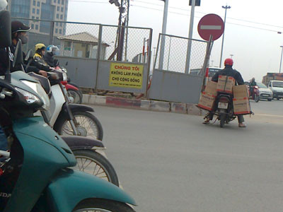 Vào giờ cao điểm, đường bị thu hẹp, cảnh ùn tắc diễn ra, đọc những dòng khẩu hiệu này, không ít bạn đọc đã rất bức xúc. Vào giờ cao điểm, đường bị thu hẹp, cảnh ùn tắc diễn ra, đọc những dòng khẩu hiệu này, không ít bạn đọc đã rất bức xúc.