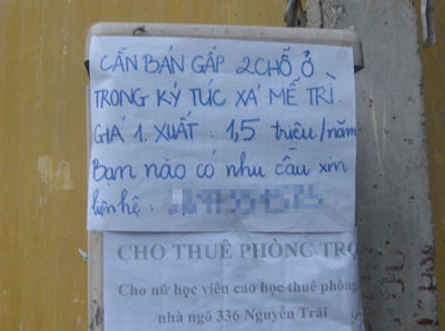 Bảng thông báo rao bán suất ở trong KTX Mễ Trì được dán ở khu vực ngoài cổng phụ trường ĐH KHXH và NV Hà Nội vào chiều ngày 14/12. Bảng thông báo rao bán suất ở trong KTX Mễ Trì được dán ở khu vực ngoài cổng phụ trường ĐH KHXH và NV Hà Nội vào chiều ngày 14/12.