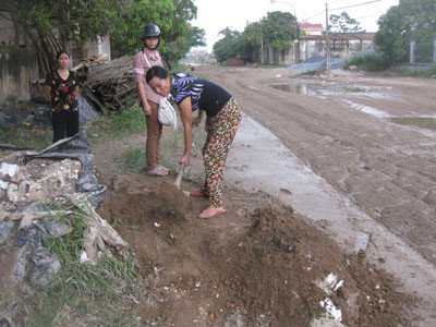 Người dân phải xúc đất để tạo những con đường mòn men theo đoạn đường. Người dân phải xúc đất để tạo những con đường mòn men theo đoạn đường.