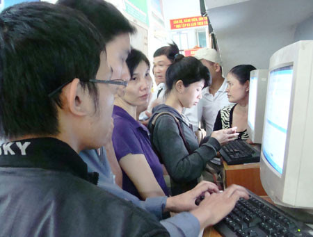 Tình trạng nghẽn mạng thường xuyên đã khiến không ít người bức xúc vì không mua đặt mua được vé tàu Tết 2012. Tình trạng nghẽn mạng thường xuyên đã khiến không ít người bức xúc vì không mua đặt mua được vé tàu Tết 2012.