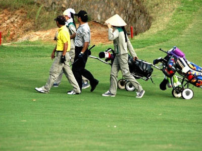 Theo tính toán một buổi chơi golf đơn giản đã mất tới gần 3 tháng lương của công chức ngạch chuyên viên . Theo tính toán một buổi chơi golf đơn giản đã mất tới gần 3 tháng lương của công chức ngạch chuyên viên .