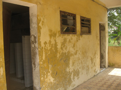 Theo cô lao công, rất nhiều "phao" thi đã bị thí sinh bỏ lại ở khu vệ sinh của giảng đường.