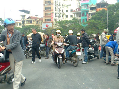 Chợ họp ngang nhiên trên lòng đường, người mua, xem đông, xe cộ đỗ nghênh ngang đã gây ra rất nhiều khó khăn cho người tham gia giao thông.