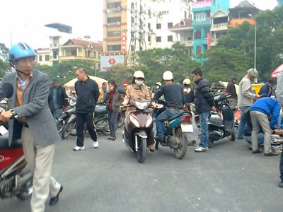 Chợ họp ngang nhiên trên lòng đường, người mua, xem đông, xe cộ đỗ nghênh ngang đã gây ra rất nhiều khó khăn cho người tham gia giao thông.
