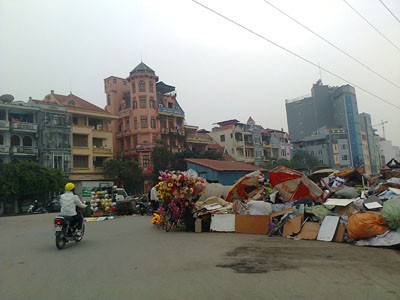 "Bức tường" rác ngay đoạn đầu đường vừa gây mất mỹ quan lại ảnh hưởng đến giao thông, khiến đoạn đường bị thu hẹp.