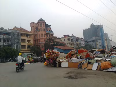 "Bức tường" rác ngay đoạn đầu đường vừa gây mất mỹ quan lại ảnh hưởng đến giao thông, khiến đoạn đường bị thu hẹp.