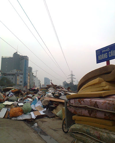 "Bức tường" rác làm mất cả phần vỉa hè đi bộ của người dân.