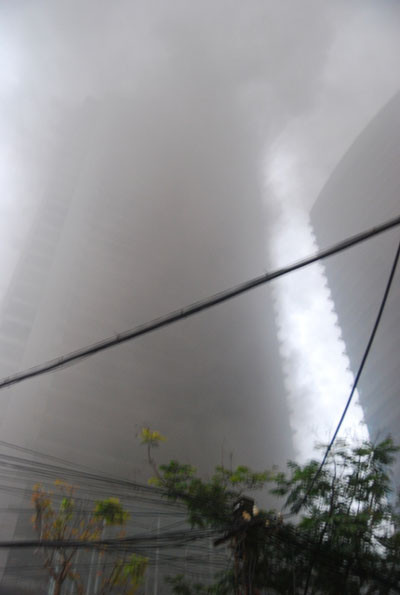 Hiện trường vụ cháy tòa nhà 33 tầng của EVN xảy ra vào chiều ngày 15.12. (Ảnh: Nam Phong)