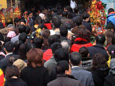 Không biết có bao nhiêu công chức đi lễ chùa trong số những người này (Ảnh minh họa)