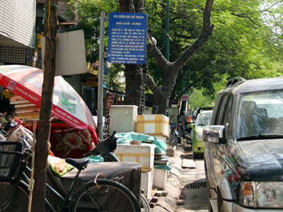 Nếu không có tấm biển báo này chắc ít ai biết đây là điểm chở xe buýt (ảnh: Vnexpress)