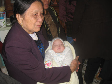 Trường Hà bên vòng tay bà nội cháu. Trường Hà bên vòng tay bà nội cháu.