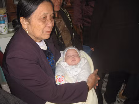 Trường Hà bên vòng tay bà nội cháu.