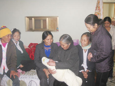 Mọi người đều cầu mong cho cậu bé Trường Hà sau khi thoát khỏi "nguy hiểm" đầu đời sẽ gặp nhiều may mắn, hay ăn, chóng lớn và khi lớn lên sẽ trở thành một người có ích cho xã hội, đất nước. Mọi người đều cầu mong cho cậu bé Trường Hà sau khi thoát khỏi "nguy hiểm" đầu đời sẽ gặp nhiều may mắn, hay ăn, chóng lớn và khi lớn lên sẽ trở thành một người có ích cho xã hội, đất nước.