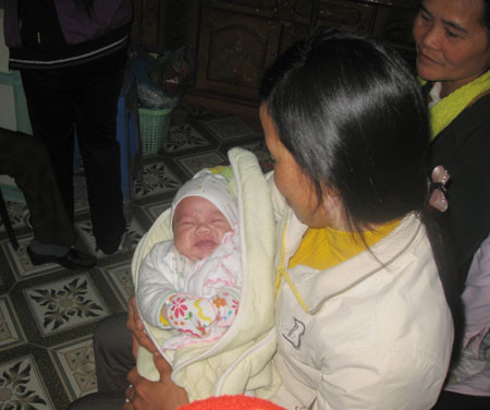 Suốt thời gian chúng tôi có mặt tại gia đình, cháu chỉ khóc đúng hai lần và lý do chính là "cháu đói và đòi ăn". Suốt thời gian chúng tôi có mặt tại gia đình, cháu chỉ khóc đúng hai lần và lý do chính là "cháu đói và đòi ăn".