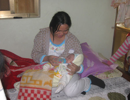 Dù trời rét nhưng hôm nay là ngày vui của cháu Hà nên cả hai mẹ con đều dậy sớm hơn mọi khi. Dù trời rét nhưng hôm nay là ngày vui của cháu Hà nên cả hai mẹ con đều dậy sớm hơn mọi khi.