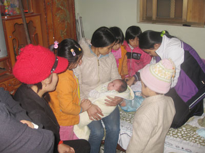 Bé Hà bên bà con họ hàng trong ngày đầy tháng "muộn".
