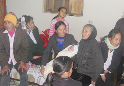 Rất đông bà con, họ hàng đã đến chúc mừng gia đình nhân lễ đầy tháng cháu Hà ngày 11.12