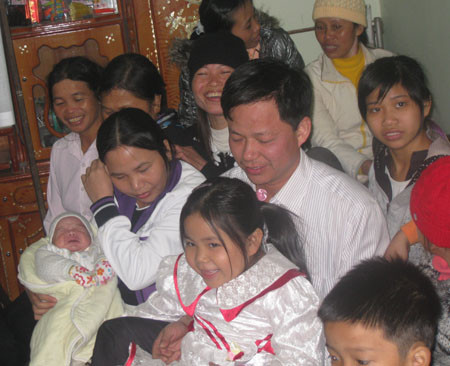 Bố mẹ và chị gái Trường Hà hôm nay ai cũng rất vui và phấn khởi. Bố mẹ và chị gái Trường Hà hôm nay ai cũng rất vui và phấn khởi.