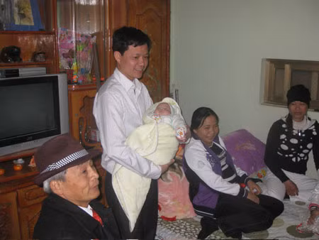 Bên vòng tay của bố Phạm Xuân Chiều.