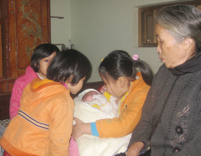 Trường Hà bên vòng tay của các chị ruột, chị họ của cháu. Trường Hà bên vòng tay của các chị ruột, chị họ của cháu.