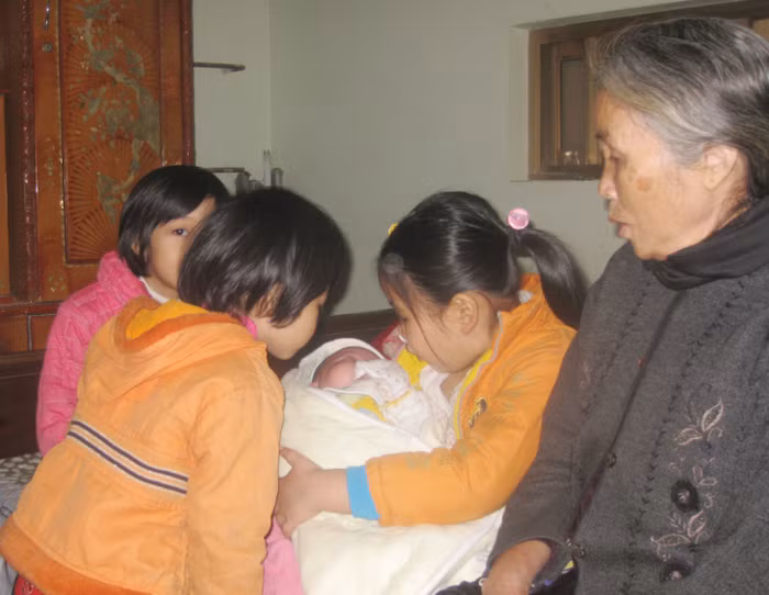 Trường Hà bên vòng tay của các chị ruột, chị họ của cháu.