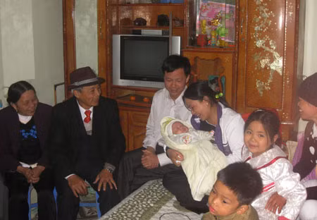 Cả gia đình ai cũng rất vui và phấn khởi vì sau khi tìm được và trở về nhà cháu rất ngoan và khỏe mạnh.