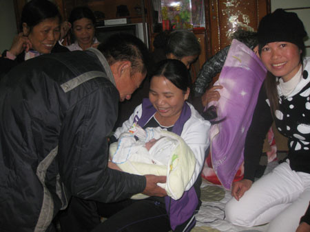 Ai đến chơi cũng muốn được bế và âu yếm cậu bé "nổi tiếng cả nước" Phạm Trường Hà Ai đến chơi cũng muốn được bế và âu yếm cậu bé "nổi tiếng cả nước" Phạm Trường Hà