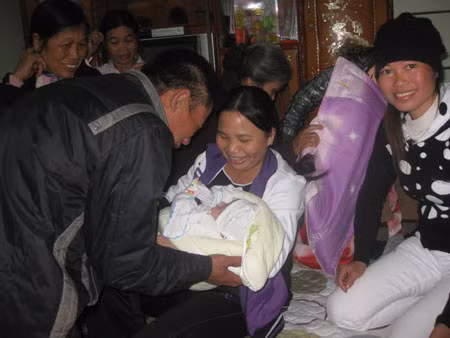 Ai đến chơi cũng muốn được bế và âu yếm cậu bé "nổi tiếng cả nước" Phạm Trường Hà