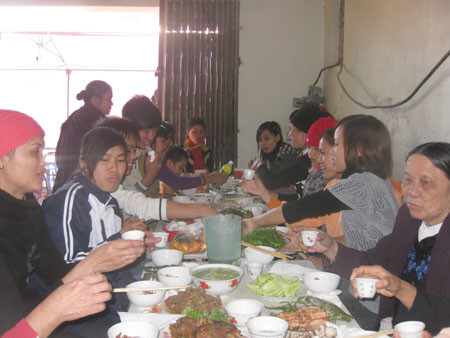 Mọi người cùng quây quần bên mâm cỗ, nâng chén chúc mừng lễ đầy tháng của cháu Trường Hà. Mọi người cùng quây quần bên mâm cỗ, nâng chén chúc mừng lễ đầy tháng của cháu Trường Hà.