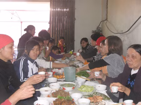 Mọi người cùng quây quần bên mâm cỗ, nâng chén chúc mừng lễ đầy tháng của cháu Trường Hà.