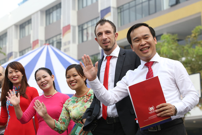 Các thầy cô trong Ban giám hiệu Nhà trường cùng rất nhiều giáo viên đã ra cổng trường đón các em học sinh đến tham dự Lễ Khai giảng. Hình ảnh này khiến rất nhiều Phụ huynh và học sinh xúc động.