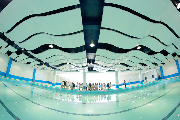 Nhiều bạn học sinh rất thích thú khi được học bơi ngay trong ngày khai giảng. Bể bơi 4 mùa hiện đại, thiết kế mái lượn sóng rất hấp dẫn các Vinsers.