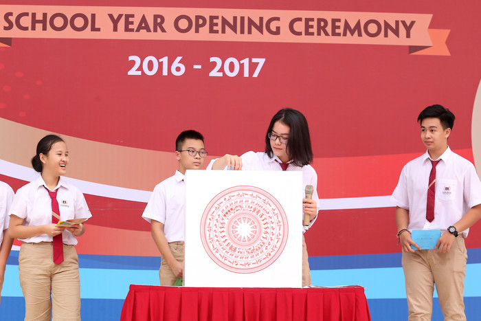 Là những người đầu tiên được học tập dưới mái trường hiện đại ở T37 Times City, học sinh khối Trung học Hệ thống giáo dục Vinschool còn được viết thư gửi tương lai “Me 10 years”. Những bức thư này sẽ được lưu trang trọng trong phòng Truyền thống của Nhà trường. “10 năm nữa, con nhất định sẽ quay về trường, gặp lại các thầy cô để nói rằng: Con đã làm được, con tự hào và tự tin là một Vinser’”, bạn Nguyễn Ngọc Thảo Vy, học sinh khối 12 chia sẻ.