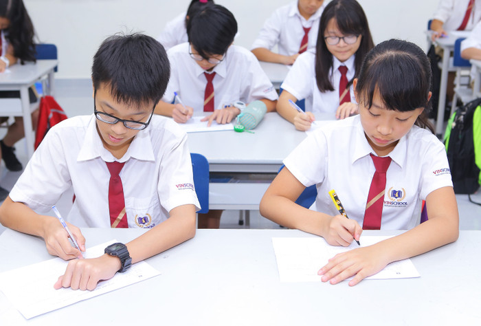 Sau Lễ Khai giảng, học sinh Vinschool về lớp học để cùng nhau viết “Mục tiêu năm học”, chủ động đề ra những kế hoạch cụ thể cho năm học mới.